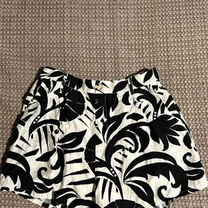 Entro Black and White Patterned Garment